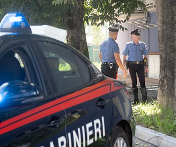 Trova un ladro in casa: poliziotto fuori servizio lo blocca e i carabinieri lo arrestano