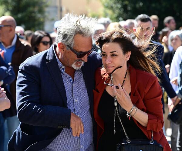 L'ultimo viaggio di Giulio Del Fiorentino accompagnato dall'affetto di centinaia di persone