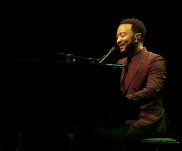 “Cerchiamo tutti intimità e connessione”: John Legend incanta piazza Napoleone con una serata di canzoni e storie