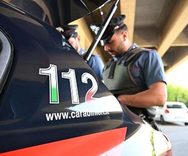 Tenta di rubare champagne e aggredisce il vigilante: bloccato da un carabiniere libero dal servizio