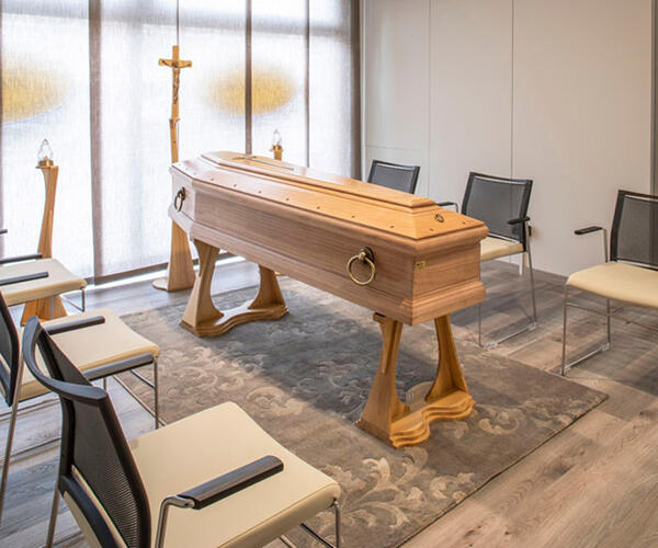 Va alla sala del commiato per stare col figlio defunto, le rubano il portafoglio con soldi e documenti: quando allo schifo non c&#039;è limite