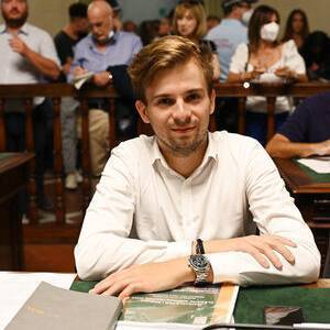 T-7714110a2698aabf2010b0debce3e035-300x321