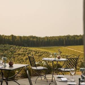 MM_23_COMO_CDN_Pavillion_Table_Setup_with_View_P