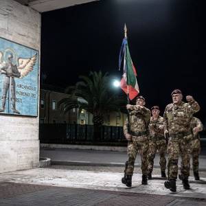 03 La bandiera di Guerra in rientro nella Caserma Marini
