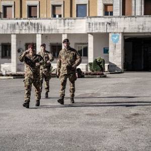 04 il Col. Villa passa in rassegna loschieramento durante la cerimonia