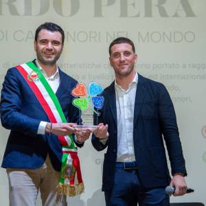 La consegna del riconoscimento