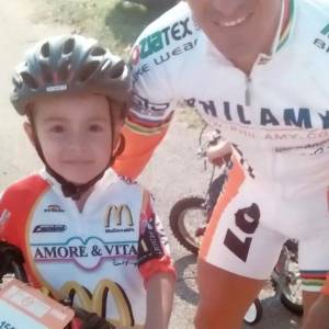 1. Lenny Martinez in maglia amore e vita con il papà Miguel