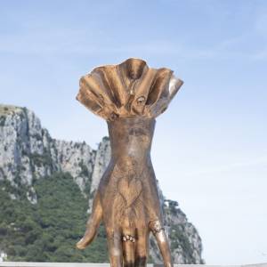 Una delle sculture di Valentina Lucarini Orejon sulla terrazza del Museo