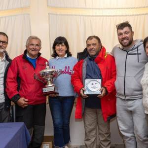 I vincitori Clan di Andrea e Jacopo Poli, premiati da Piero (a sn) e Cristina (al centro) Sodini